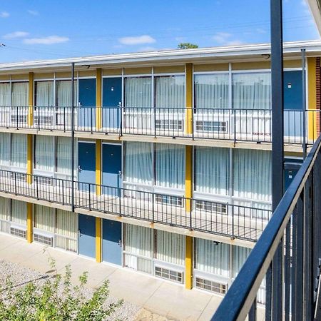 Econo Lodge Topeka Exterior photo