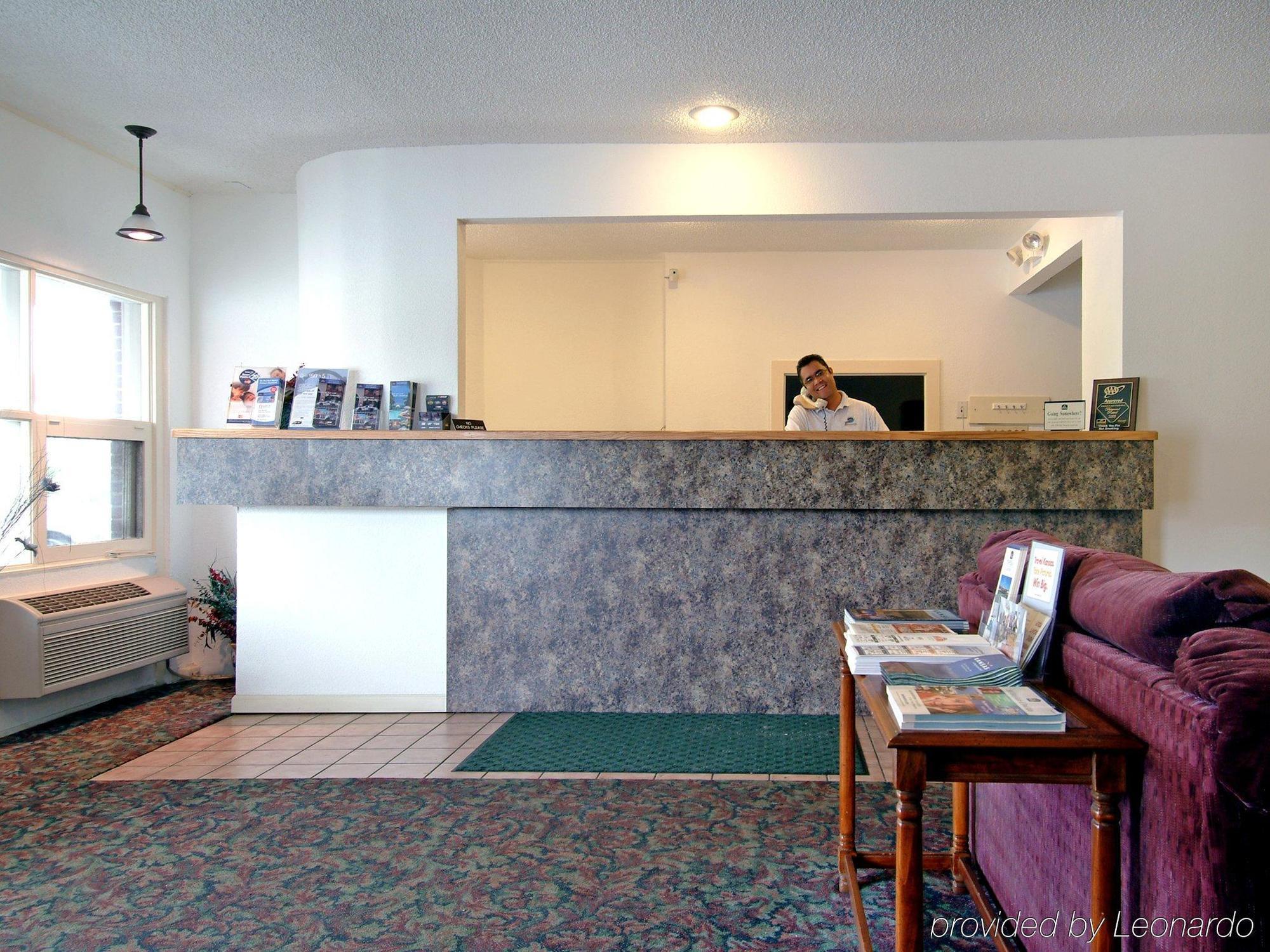 Econo Lodge Topeka Interior photo